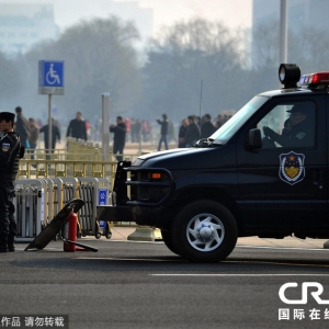 天安门安保升级 武警持枪执勤特警车街头严巡