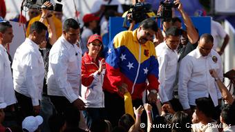 Maduro mit Demonstranten