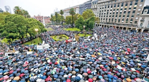 阿根廷40万人上街 总统率领内阁出逃