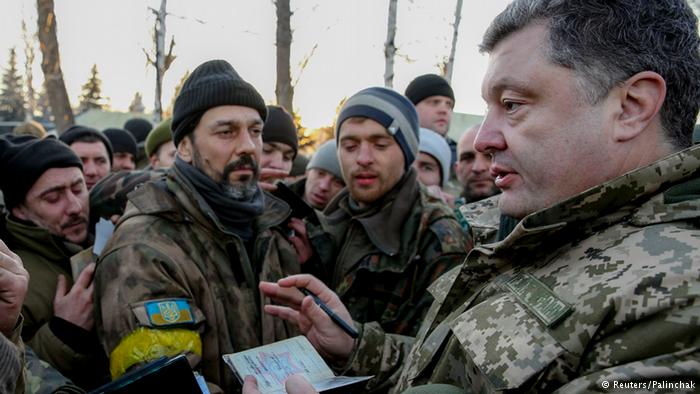 Poroschenko spricht mit Soldaten aus Debalzewe 