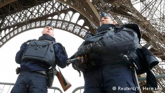 Frankreich Polizei vor dem Eiffelturm