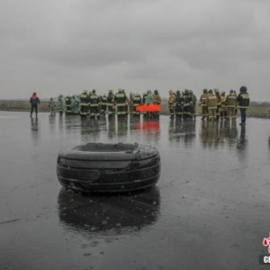 迪拜坠毁客机遇难者家属赶赴机场  现场气氛悲痛