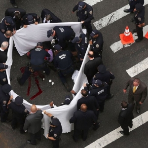 纽约警察当街击毙男子始末曝光 一人被误伤