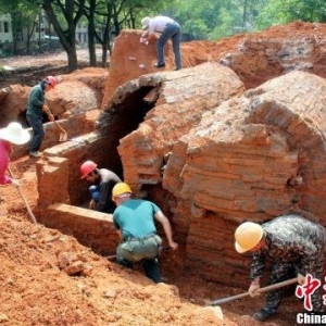 湖南现罕见双层东汉古墓群  墓内地板砖光亮照人