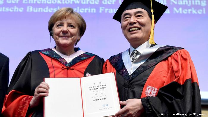 China Merkel in Peking erh?lt Ehrendoktorwürde