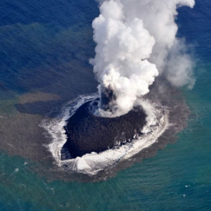 火山喷发令岛屿扩大 日本领海范围新增70平方公里