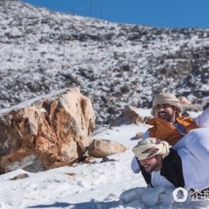 阿联酋罕见突降大雪 土豪们穿凉拖打雪仗